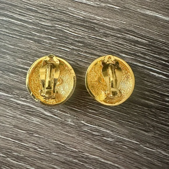 Vintage Authentic Chanel Clip-On Earrings - Picture 3 of 8